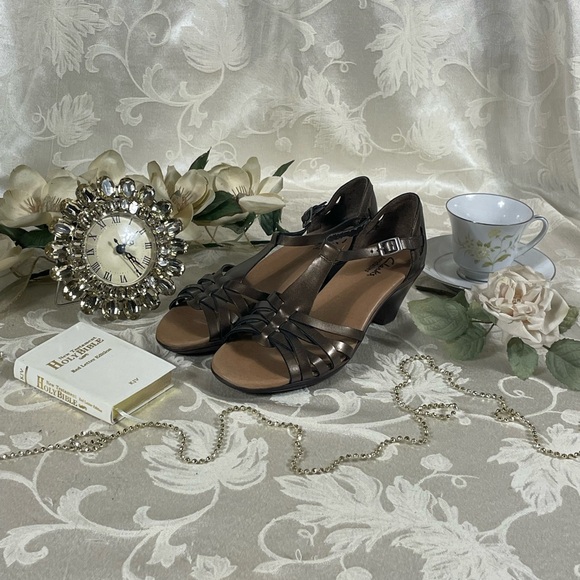 Clarks Bendables Braided Weaved Sandals Metallic Gold Brown Leather Adjust Strap - Picture 1 of 13